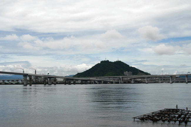 ▼広島高速２号線（広島大橋＆海田大橋）<br /><br />・黄金山<br />　黄金山は、広島市南区の南東部に位置する標高221.7mの山です。<br />　かっては広島市中心部（太田川下流のデルタ部）の大部分は海でした。<br />