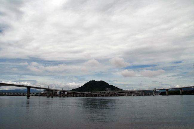 ▼広島高速２号線（広島大橋＆海田大橋）<br /><br />　しかし、このままではからだがなまってしまい勤務に影響が出てしまうので、また家でじっとしておれない性格でもあり、リハビリがてら近所をぐるっと一周してきました。 <br />　写真は広島湾、雨上がりの景色です。