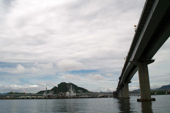 ▼広島高速２号線（広島大橋）<br /><br />　広島湾沿いを通りながら、中核都市の呉市と広島市街を結ぶ国道31号のバイパス道路になっており、西日本高速道路が管理しています。