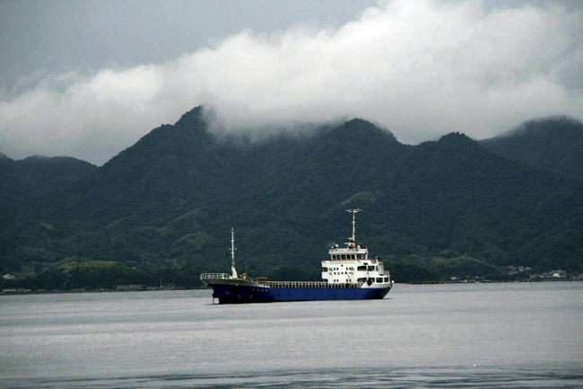 ▼坂町横浜<br /><br />　車内から写。雨が上がった直後で雲が低い。後方は江田島。
