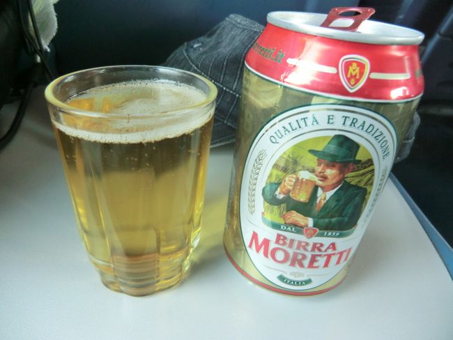 イタリアのビールを飲みながら・・・列車での移動です・・・