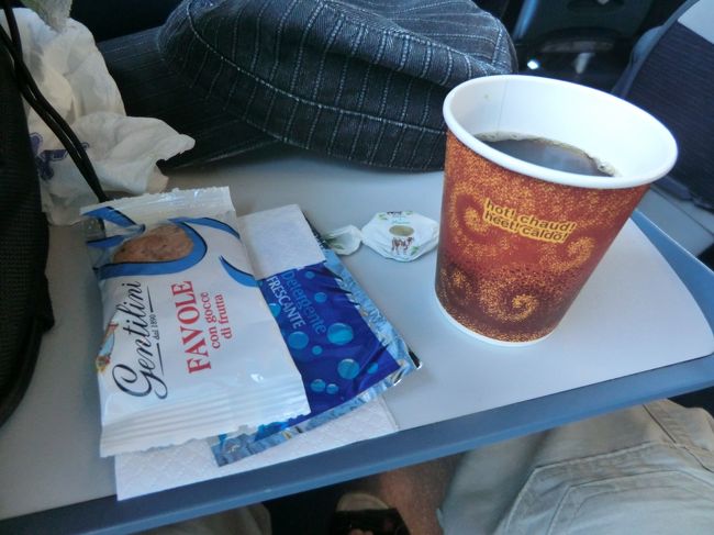 無料でコーラと、ビスケット・お手拭を貰いました、・・・最近は初めに無料かと聞きます・・・