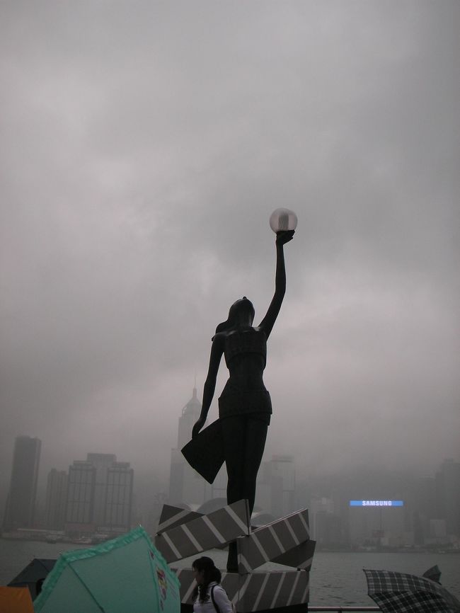 今日の香港は雨。。。<br />アベニューオブスターズからの香港島、霞んでほとんど見えませんでした。