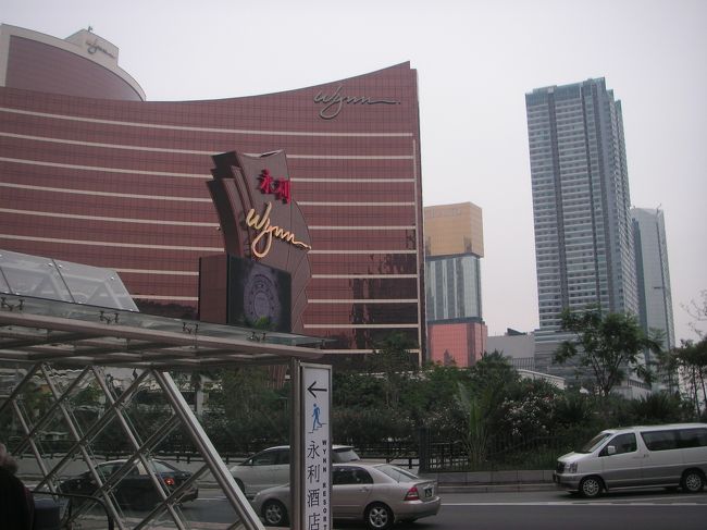 高速船に揺られてマカオへ！！<br />さすが、カジノホテルだらけのストリートです。