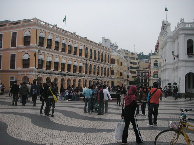 世界遺産の町、マカオ観光の中心地、セナド広場周辺にて。<br />アジアにいることを忘れる景色です。