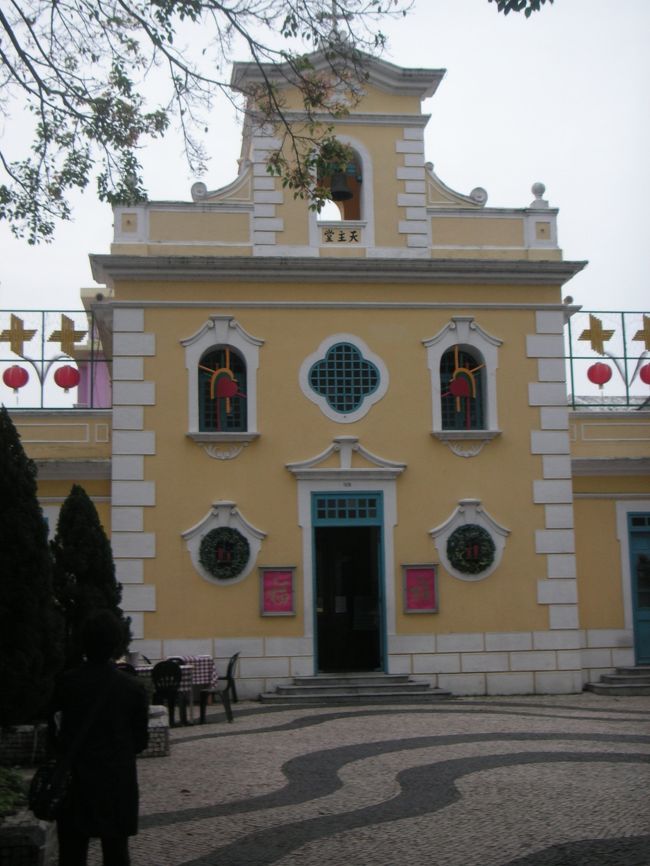 マカオ半島からカジノホテルバスと路線バスを乗り継いでコロアン島のコロアンヴィレッジへ。ここでの目的は聖フランシス教会の近くのエッグタルト店♪