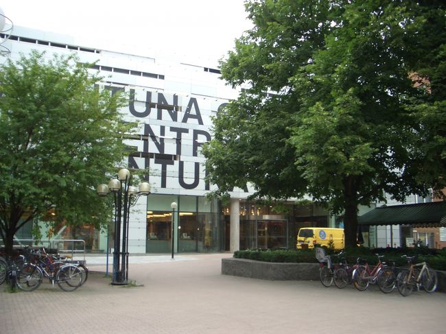 スウェーデン ソレンチューナ<br />ホテルの隣にあるショッピングセンターの外観。