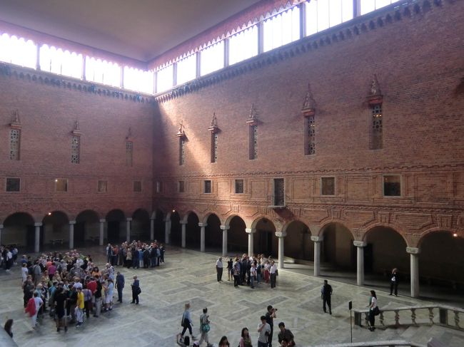 スウェーデン ストックホルム<br />市庁舎。大広間ブルーホール。<br />ノーベル賞授賞式後の公式晩餐会会場なるホールです。<br />ブルーホールと呼ばれるのは設計時は天井を青くするはずだったからだとか。<br />結局青くはされていません。