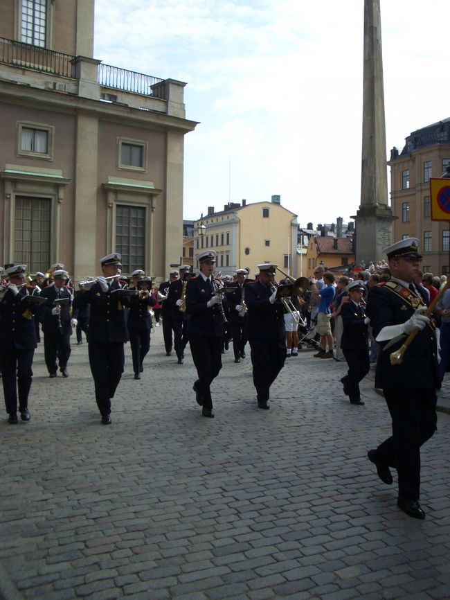 スウェーデン ストックホルム<br />ガムラ・スタン。<br />12時15分からの衛兵交代に向かう音楽隊。