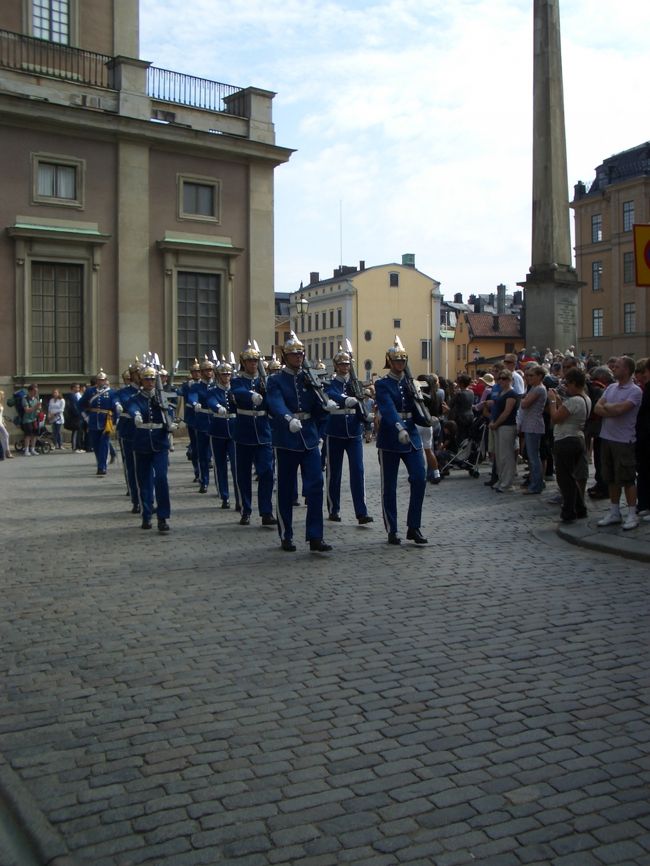 スウェーデン ストックホルム<br />ガムラ・スタン。<br />12時15分からの衛兵交代に向かう衛兵。