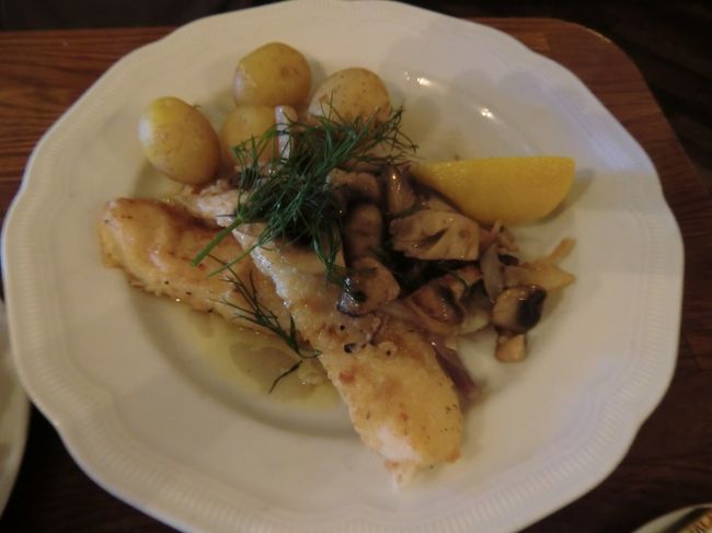 スウェーデン ストックホルム<br />ランチの白身魚のプレート。<br />サラダバーとパンがついて85Skr.くらい。