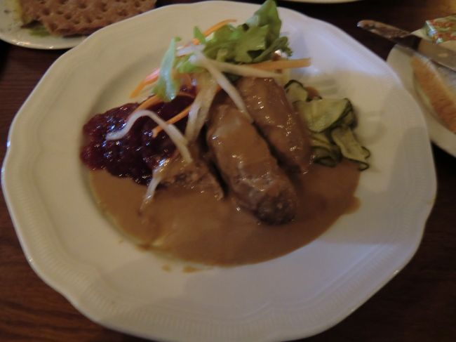 スウェーデン ストックホルム<br />ランチのミートボールのプレート。<br />サラダバーとパンがついて85Skr.くらい。