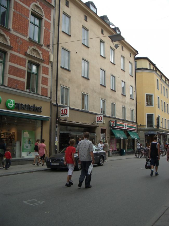 スウェーデン ストックホルム<br />ソーデルマルムのヨータ通り。<br />「10Gruppen」は10人のスウェーデンデザイナーが立ち上げたオリジナルテキスタイルショップ。