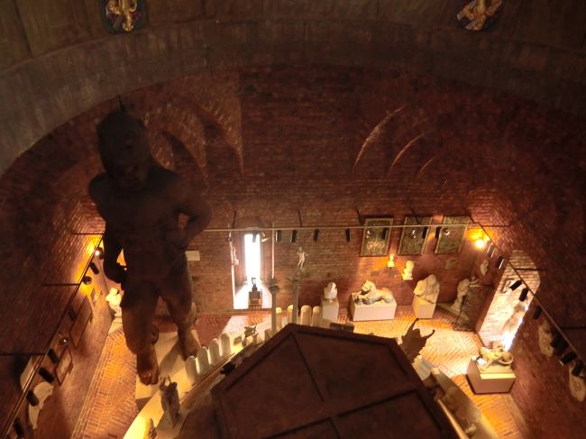 スウェーデン ストックホルム<br />市庁舎の塔内のミュージアム。<br />左は聖エリックの像。7.5mもあるこの像は中央下のハッチから塔上部に持ち上げたそうです。