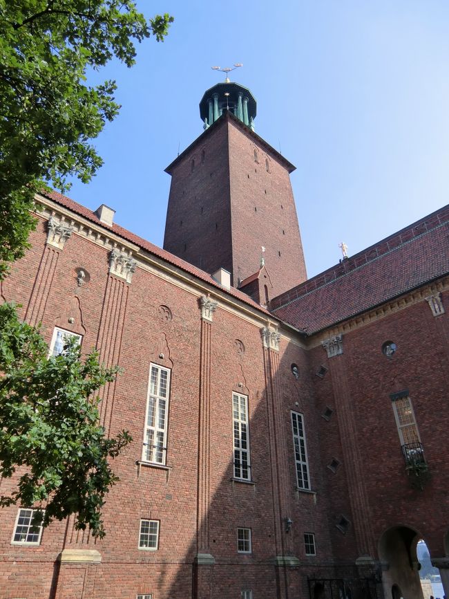 スウェーデン ストックホルム<br />市庁舎の塔。高さは106m。<br />右下の入口から頂上の鐘のところまで上りました。