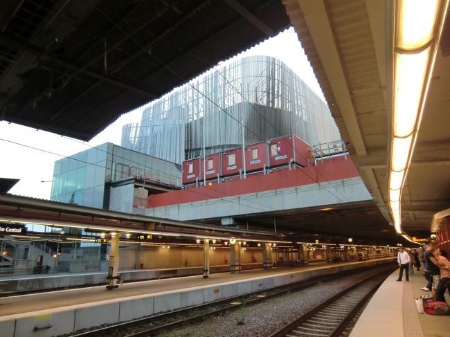 スウェーデン ストックホルム<br />ストックホルム中央駅ホーム。<br />ホテルのあるSollentuna駅までは15分(5駅)くらいです。<br />切符は電車・バス共通のクーポンを3枚。<br />駅で買うと1枚20Skrのところキオスクで買うと1枚15Skrとお得です。