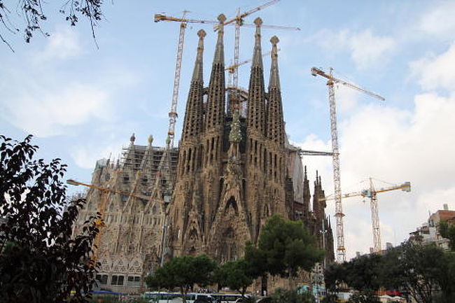サグラダファミリア（現在も工事中）