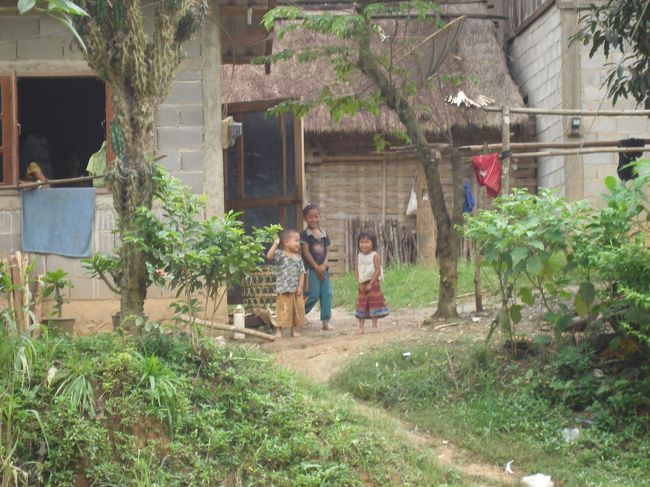 再び車に。運転手さんも少し日本語を勉強しているみたいでガイドさんのいない時に話しかけてくれるのがうれしい。車で幹線道路を少し走ったあと、突然右折。やや細い道に。そして歩き始めるポイントに到着。村まで登らずともこの辺でも　子供たちは観光客が珍しいのかうれしそうに声をかけてくる。