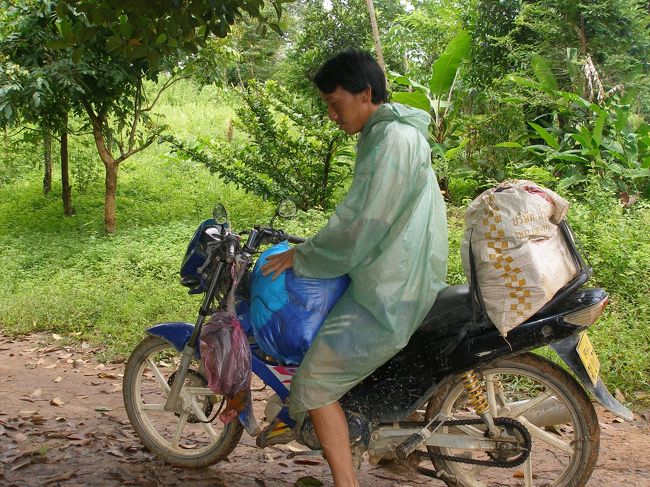 市場で買った食材や寝袋、飲料水はどうやって運ぶのか心配したが，泊まる家の人が山道をバイクで取りに来てくれていた。山道もバイクは何とか通れるみたい。