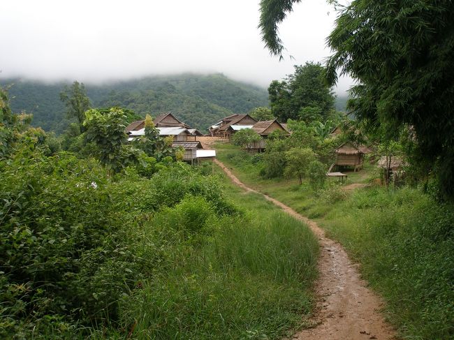 センウドム村だ。ここはモン族の住む地域とカム族の地域が混在した数百人の村だそうだ。
