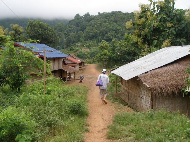 いつもはモン族の家にホームステェイしているそうだが今日はその家に親戚が来ていて泊まれないので急遽，カム族のある家に泊まることにかわったようだ。青い屋根の家が今日ホームステェイさせていただく家。
