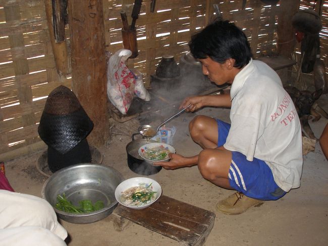 家の中では昼食の準備。さっき荷物をバイクで取りに来ていたお兄さんとか男性が準備する。