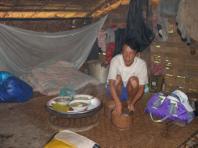このあとの夕食，翌日の朝食は土間で食べたが，この昼は竹を編んでできた台の上で食事。ここが今夜ガイドさんと二人で寝る場所となる。（奥にあるのは蚊帳）