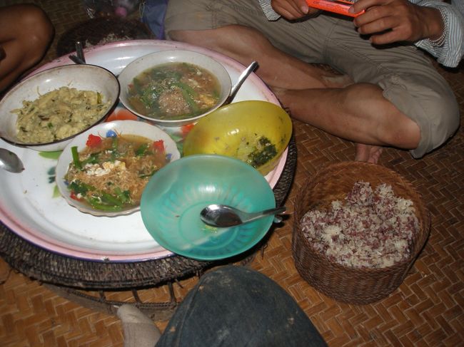 食事は買って来た野菜や肉を入れたインスタントラーメン。これにタケノコのゆでたもの、いためもの。これらをおかずにカオミャオ（もち米のゴハン）を食べる。