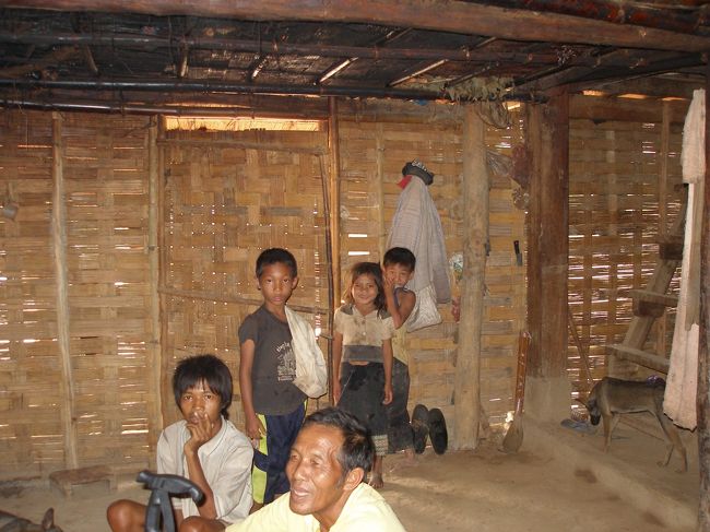 食事をしていると聞きつけたのかいろんな人がのぞきに来た。