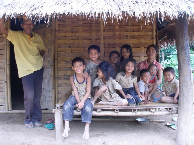 家の外にもたくさんの人達がきている。<br />