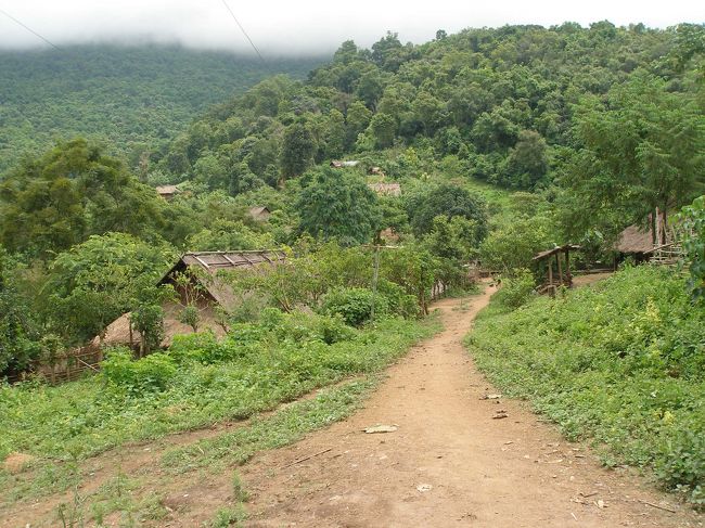 昼食も終えて一息ついたので村を散歩に行くことに。