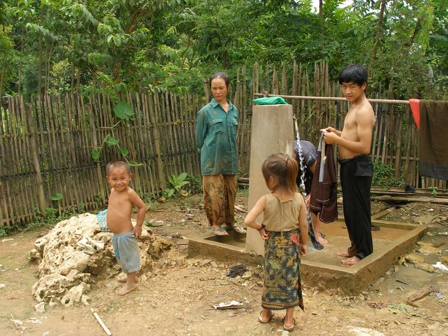 汗をかいたでしょうから水浴びをして来たらと勧められるが…。<br />道の所々に何カ所かにこのような水場が有ってここで水浴びをしないといけない。ここで丸裸になるわけもいかず、どうするかみていると男は腰巻き布のままパンツを脱いで水浴び。女性はシンというスカートみたいなのを胸まであげてそれで隠した状態で下着を取って，シンを着けたまま水浴びをしている。腰巻きがないので頭と足だけ水浴びしてあとはタオルで拭くことにした。女性は絶対シンが有った方がいいでしょう。ハッピースマイルで腰巻きやシンを貸し出しすればいいのに。