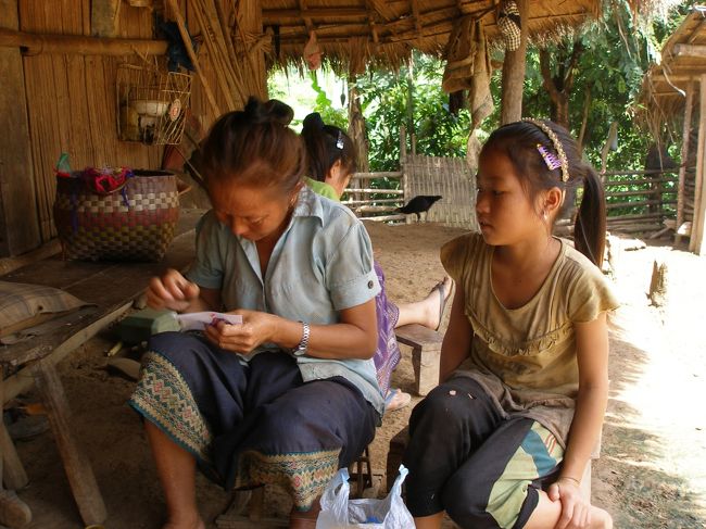 家の前ではおばあちゃんと孫が刺繍をしている。キューリをごちそうになりガイドさんと家族が話している表情を見て楽しむ。