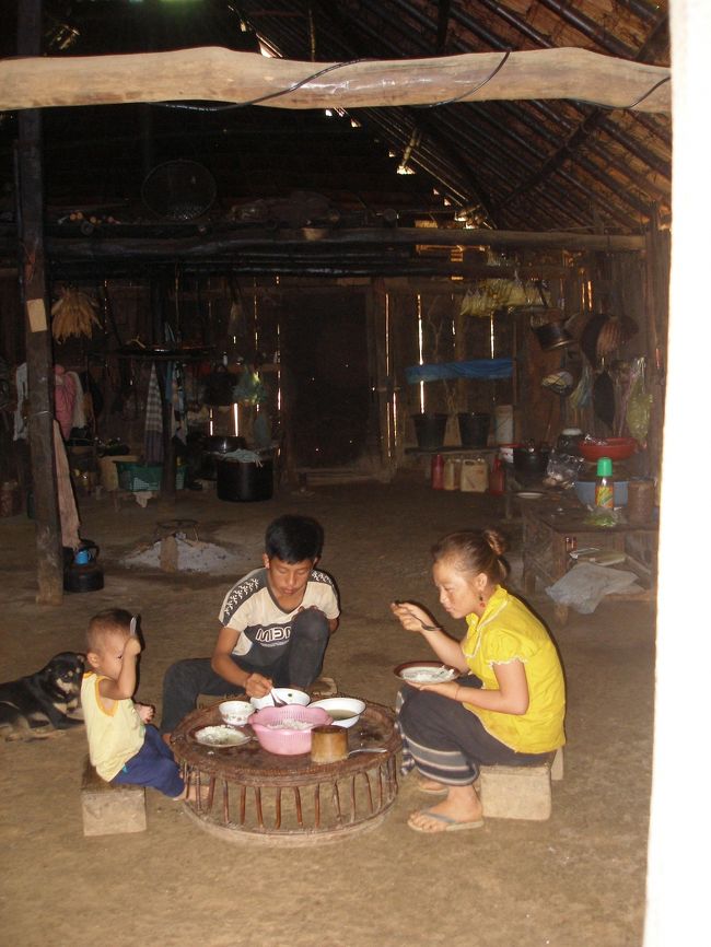 家の中では昼食中。