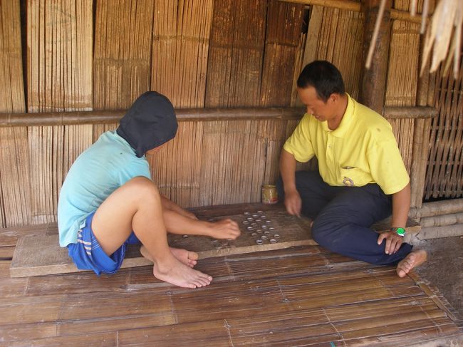 さっきの刺繍の家のオヤジさんは何やらゲームを。王冠を使ってオセロみたいなゲームをしていた。