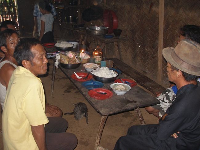 家の中に長テーブルが置かれその上に食事が。