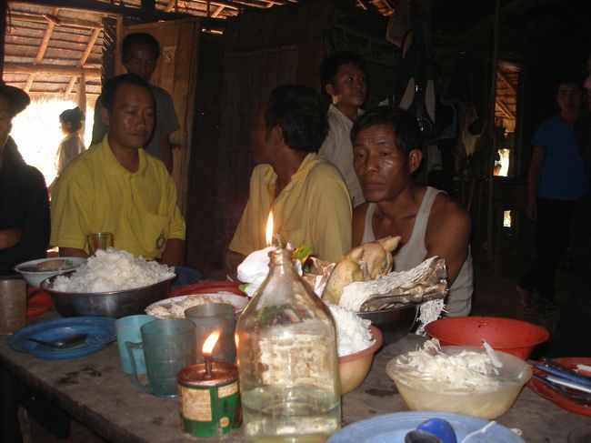 なんだかんだしているうちにテーブルの奥の方の席に座らされていた。