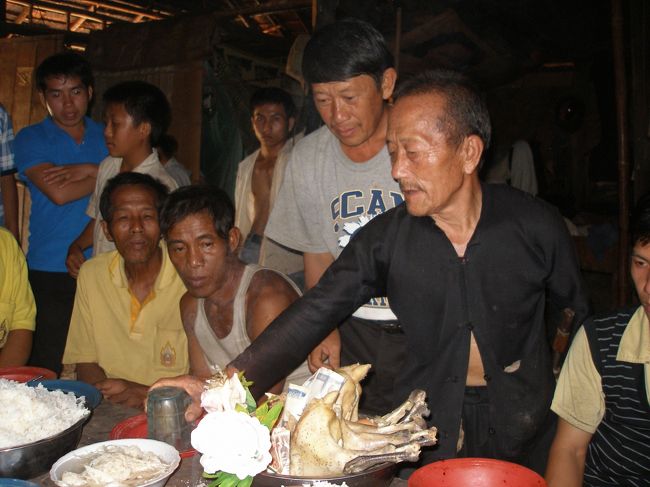 黒い服の人が中心になって取り仕切っているみたい。