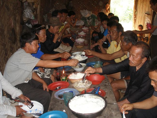 食事が開始される。最初ラオラオというのどが焼けるように濃いラオスの焼酎を飲まされたが，あまり酒を飲まない？モン族だからか、すぐにジュースが行き交いするようになった。