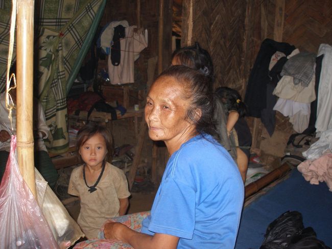 女性達は入り口近い隅っこにかたまっていた。