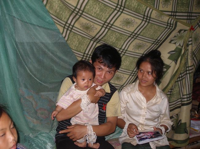 ２人のカップルにはお子さんがいてあとでガイドさんに聞くとこの子も儀式の中心みたいだけど，儀式の間は静かに家のどこかで寝ていたみたい。