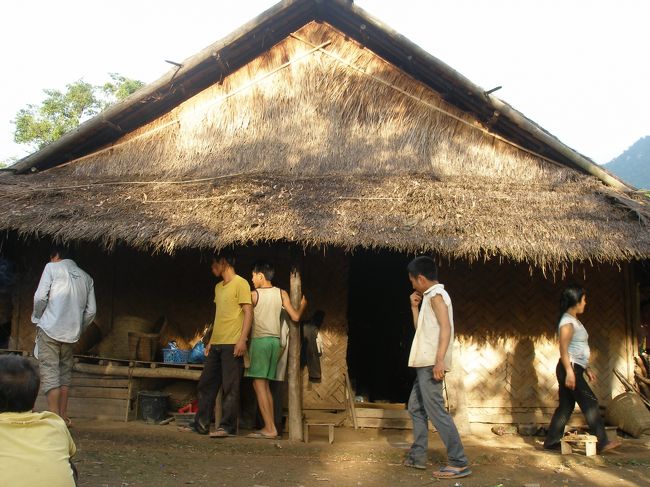 外から見た儀式のあった家。外にも人が。