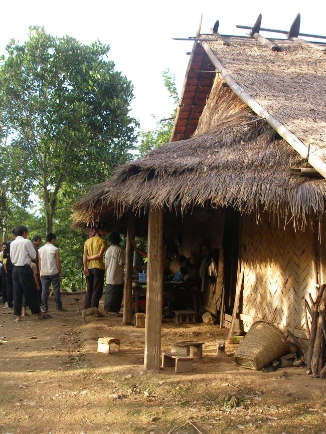 ある家で儀式があるので参加しないかと言うのでその家に行ってみる。モン族の家らしい。