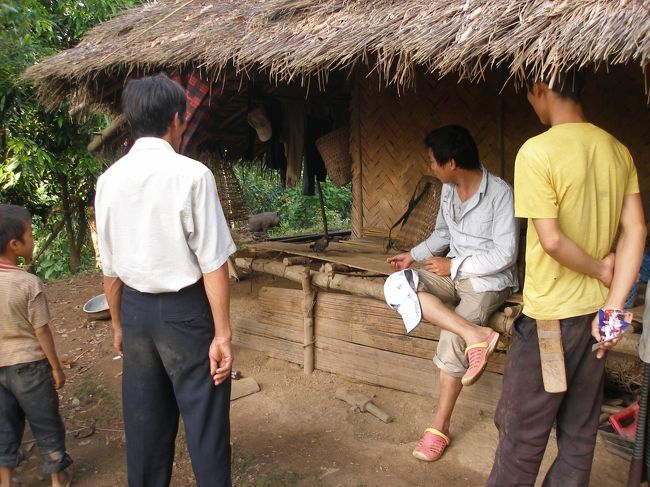 ここでガイドさんはこの家の小さな小鳥が気に入り、食べられてしまう前に譲り受けたいと値段の交渉を開始。