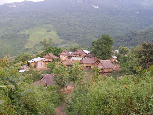 村を見下ろす位置にある学校までいってみる。