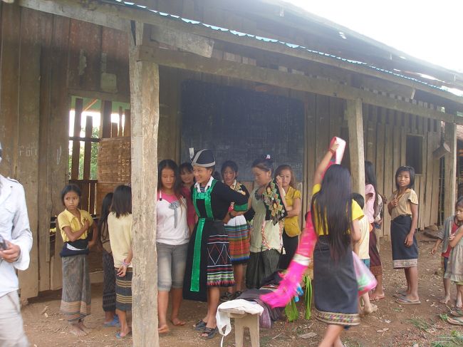 校舎の前に民族衣装が置いてあって女の子達が代わる代わる民族衣装を着てファッションショーみたいなのをやって騒いでいる。