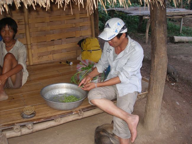 いつもホームステェイするモン族の家では慣れているので料理もまかせているが，今日のカム族の家は始めてなので，ガイドさん自ら料理を開始。ガイドさんの指導の元お兄さんお父さんが料理。詳しく聞かなかったが少数民族の料理ではなくラオ族の料理か？？ルアンパパアンに帰った時ハッピースマイル社の伊○さんが今度、ラオス料理の店のシェフ達を連れて村に行き，村の人たちにラオ料理を味わってもらうイベントを今計画しているといっていたが、小数民族の食事がどれでラオの料理がどれと言うのはわからずじまいで帰国して来た。