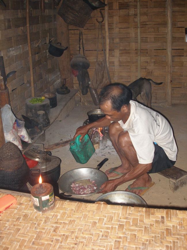 外は薄暗いが家の中は真っ暗で、家の中では懐中電灯を片手に料理。