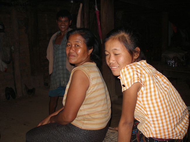 男達の料理姿を女性達は座って眺めていた。