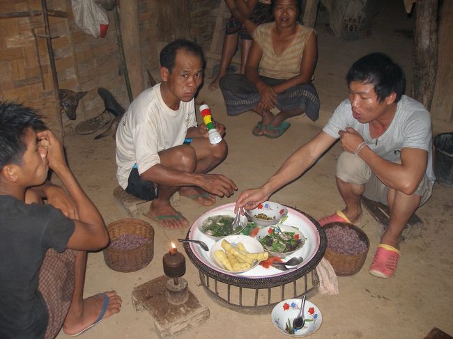 ただ食事は男達が先。